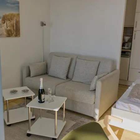 Inselblume 17 - Gemuetliche Mit Meerblick In Der Strandburg *